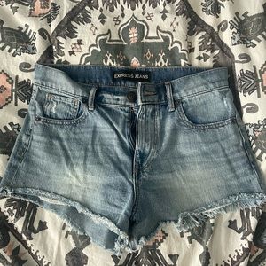 MID RISE LIGHT WASHED SHORTS